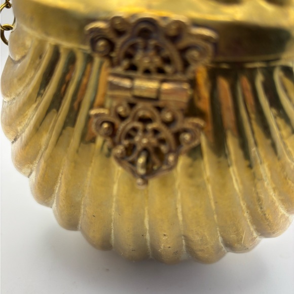 Vintage 1920-1940 Brass Shell-Shaped Clutch - Picture 2 of 11